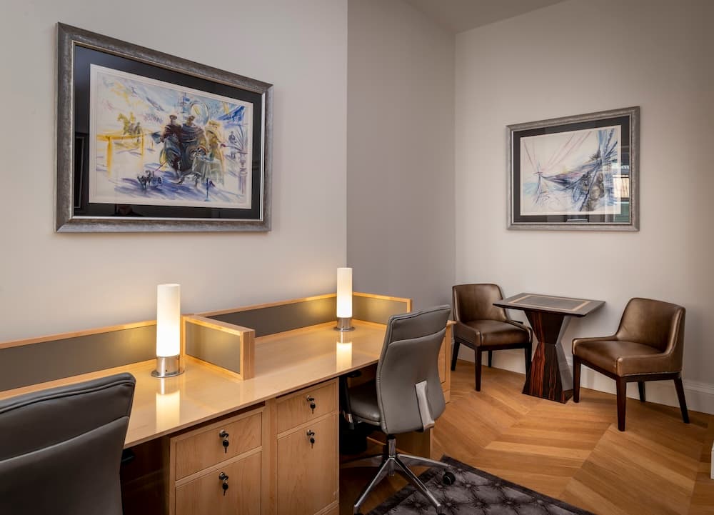 Thames Lounge with an art deco-inspired bar framing river views